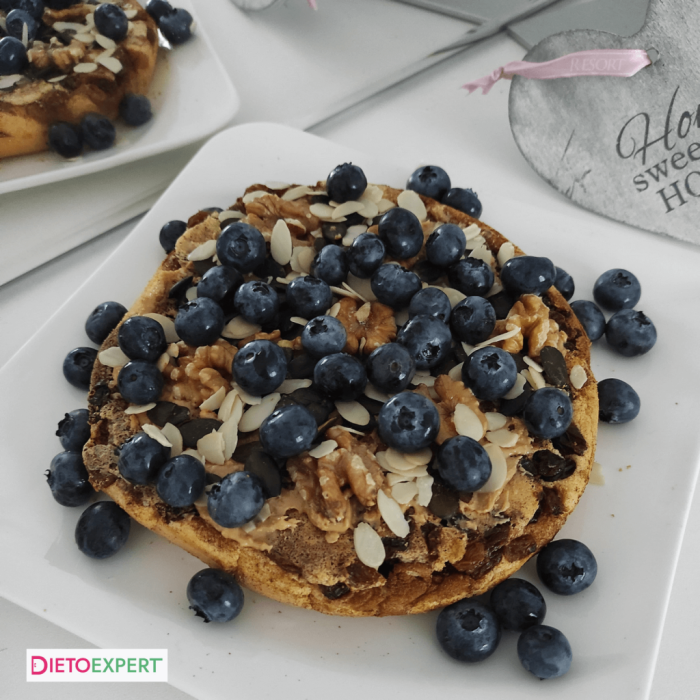 Omlet-z-owocami-i-orzechami