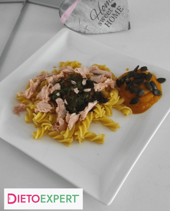 makaron-ze-szpinakiem-lososiem-i-kremem-z-dyni